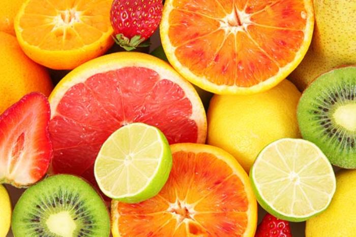 Trái cây họ cam quýt, quả mọng, quả lựu… giúp tăng cường vitamin C cho da.