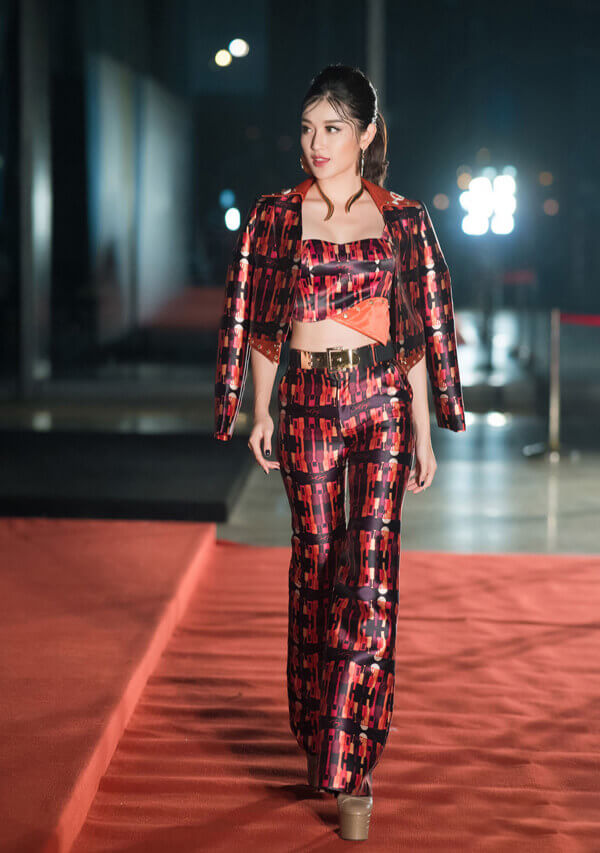 Huyền My cũng chọn bộ đôi crop-top và quần âu ống loe in họa tiết nổi bật của NTK Claret Giang Lê để khoe dáng trên thảm đỏ đêm thứ ba Vietnam International Fashion Week