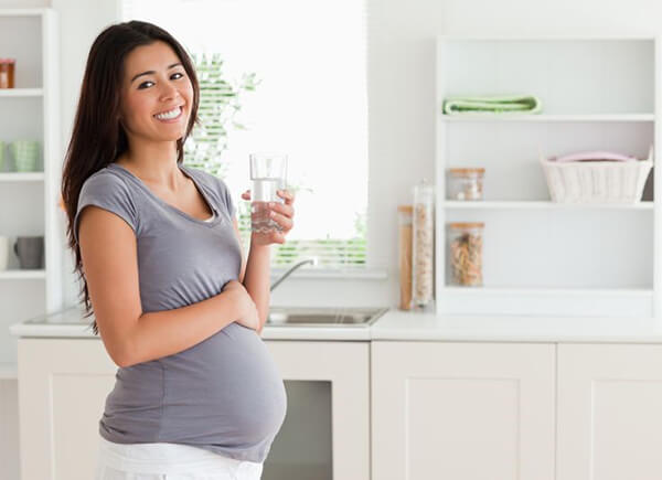 Uống đủ nước sẽ giúp làm giảm tình trạng phù nề chân ở mẹ bầu