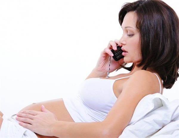 Bà bầu nên hạn chế dùng Smartphone vì sóng điện từ có thể gây hại cho thai nhi