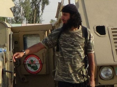 Tên đao phủ IS để râu và mang theo súng AK-47.