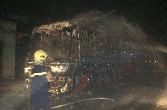 Xe khách giường nằm đột nhiên bốc cháy dữ dội ở Hà Tĩnh - Ảnh 2