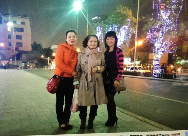 Bà Hạnh chụp cùng 2 cô con gái