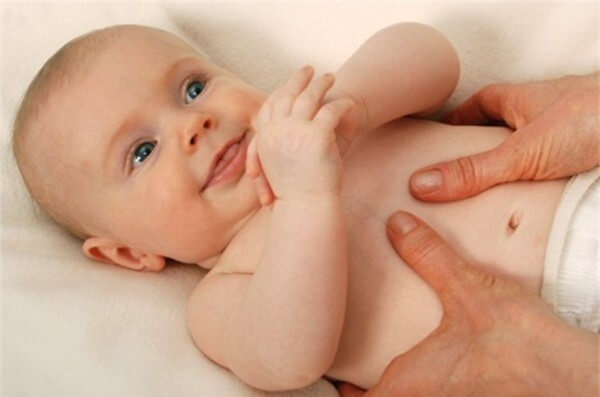 Mát xa bụng giúp khắc phục chứng táo bón ở trẻ sơ sinh hiệu quả