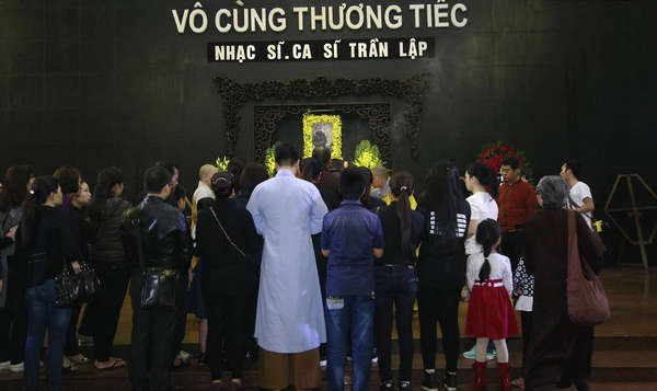 Không khí đau buồn trong tang lễ Trần Lập